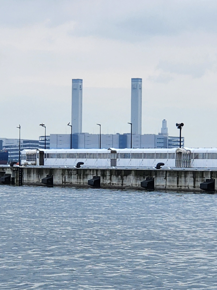A building with two large columns