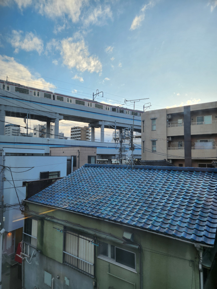 A view of a train station in Kamata